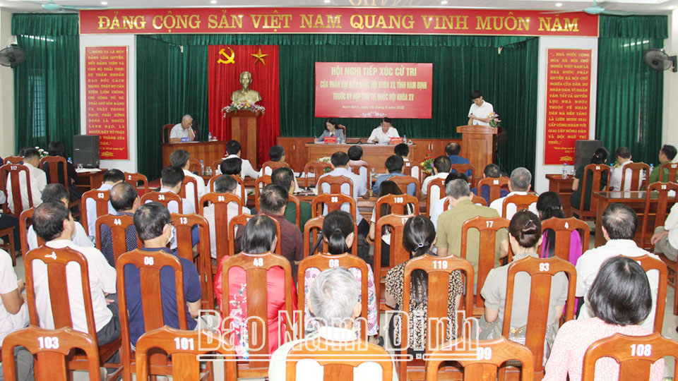 Toàn cảnh hội nghị tiếp xúc cử tri của Đoàn đại biểu Quốc hội tỉnh trước Kỳ họp thứ tư, Quốc hội khóa XV tại thành phố Nam Định.