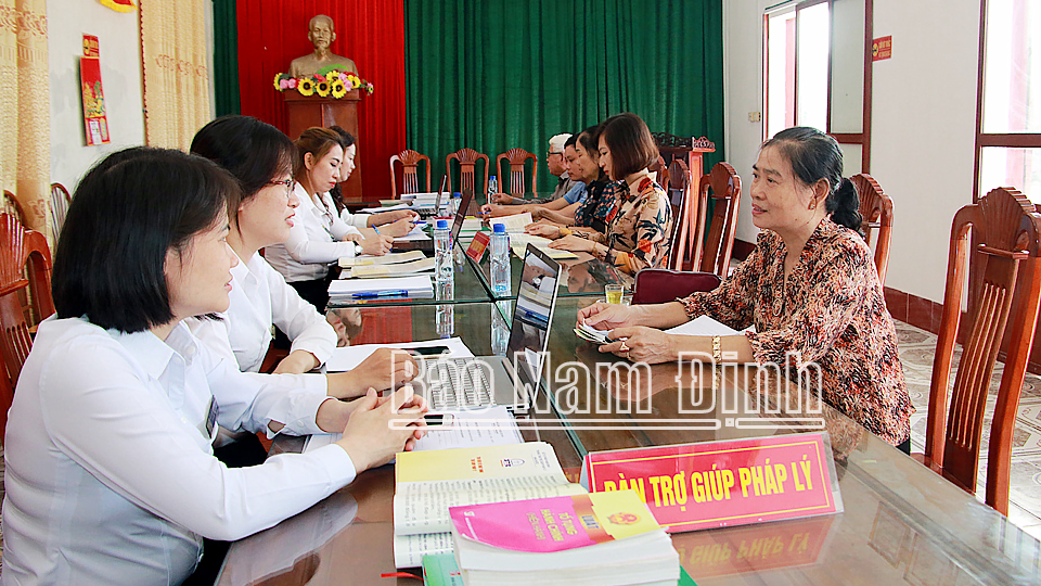 Cán bộ Trung tâm Trợ giúp pháp lý Nhà nước tỉnh tư vấn hỗ trợ cho người dân xã Hải Lý (Hải Hậu).