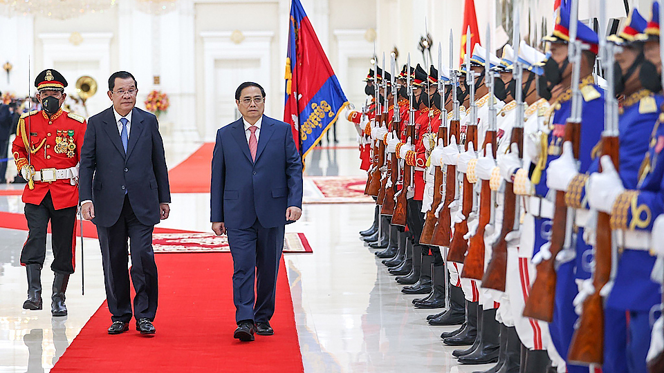 Thủ tướng Phạm Minh Chính và Thủ tướng Vương quốc Campuchia Samdech Techo Hun Sen duyệt đội danh dự Quân đội Hoàng gia Campuchia.

Ảnh: Dương Giang - TTXVN