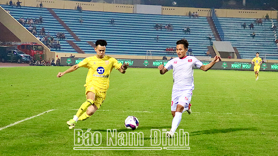 Tình huống tranh chấp bóng giữa các cầu thủ Nam Định (áo vàng) và Hải Phòng (áo trắng).