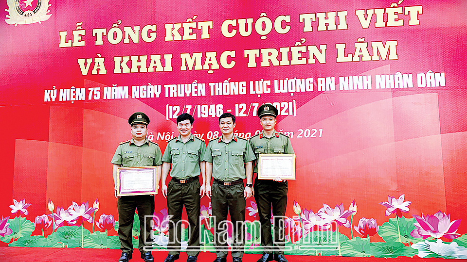 Thượng uý Nguyễn Minh Đức (ngoài cùng, bên phải) được trao giải C cuộc thi viết 75 năm Ngày truyền thống lực lượng An ninh nhân dân (12-7-1946 - 12-7-2021). Ảnh: Nhân vật cung cấp