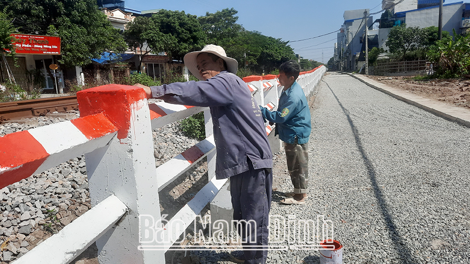 Xây dựng tường rào, đường gom xoá bỏ lối đi tự mở qua đường sắt thuộc địa phận xã Lộc An (thành phố Nam Định) nhằm giảm thiểu nguy cơ tai nạn.