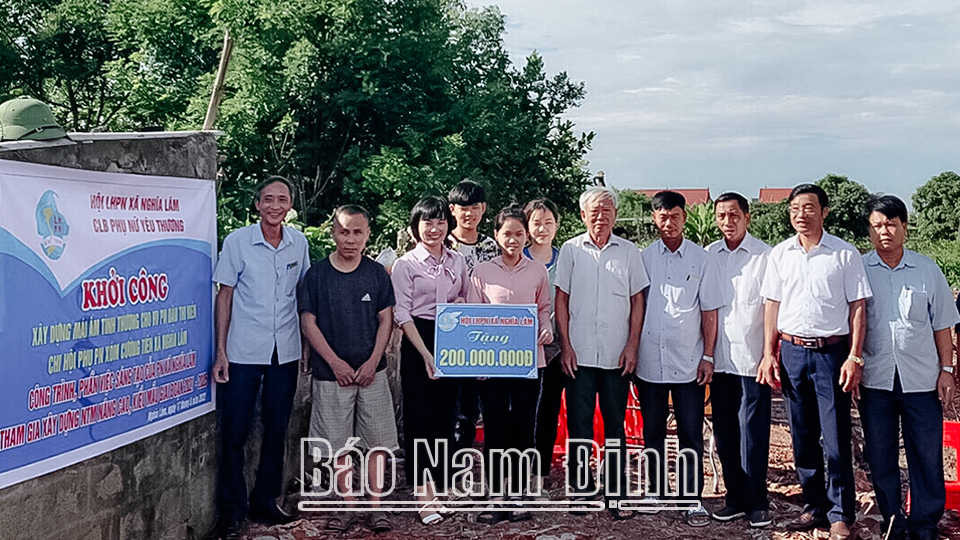 Hội Phụ nữ xã Nghĩa Lâm (Nghĩa Hưng) trao kinh phí hỗ trợ xây dựng nhà “Mái ấm tình thương” cho hộ hội viên nghèo.

Ảnh: Do cơ sở cung cấp