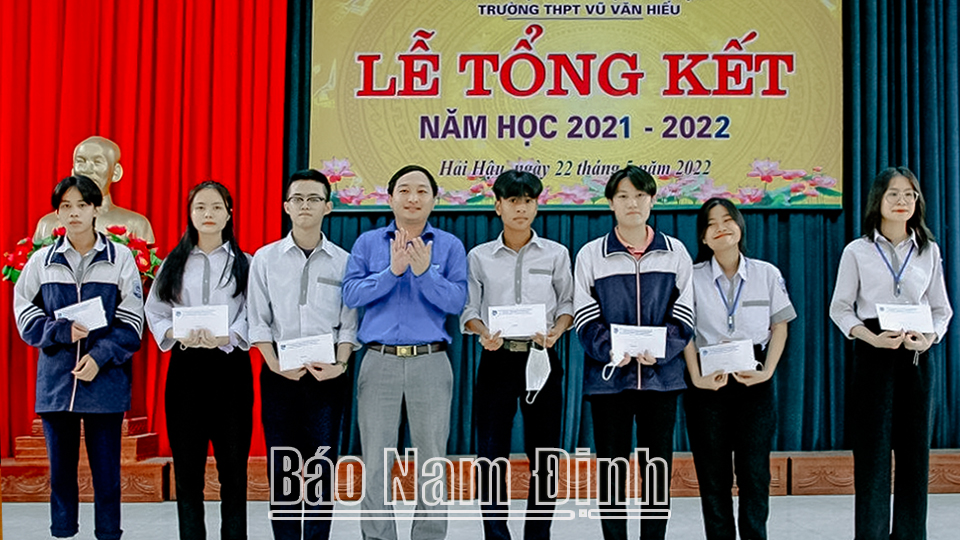 Đoàn Thanh niên huyện Hải Hậu trao tặng quà cho học sinh có hoàn cảnh khó khăn Trường THPT Vũ Văn Hiếu.