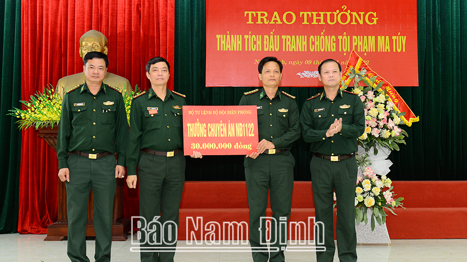 Thiếu tướng Nguyễn Anh Tuấn, Bí thư Đảng ủy, Chính ủy Bộ đội Biên phòng trao tặng Bộ đội Biên phòng tỉnh phần thưởng 30 triệu đồng.
