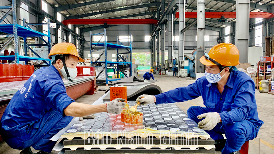 Sản xuất sản phẩm cơ khí tại Công ty TNHH Thắng Lợi, CCN An Xá (thành phố Nam Định).
