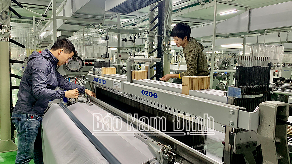 Sản xuất vải, sợi tại Công ty Cổ phần Dệt Bảo Minh, Khu công nghiệp Bảo Minh (Vụ Bản).