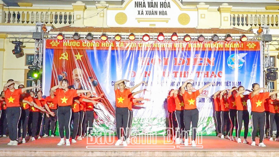 Hội viên Hội Phụ nữ xã Xuân Hòa (Xuân Trường) tham gia nhảy dân vũ.