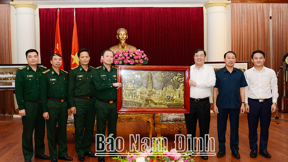 Đồng chí Bí thư Tỉnh ủy Phạm Gia Túc trao tặng Thiếu tướng Nguyễn Anh Tuấn, Chính ủy Bộ đội Biên phòng bức tranh Tháp Phổ Minh - biểu trưng của tỉnh Nam Định.