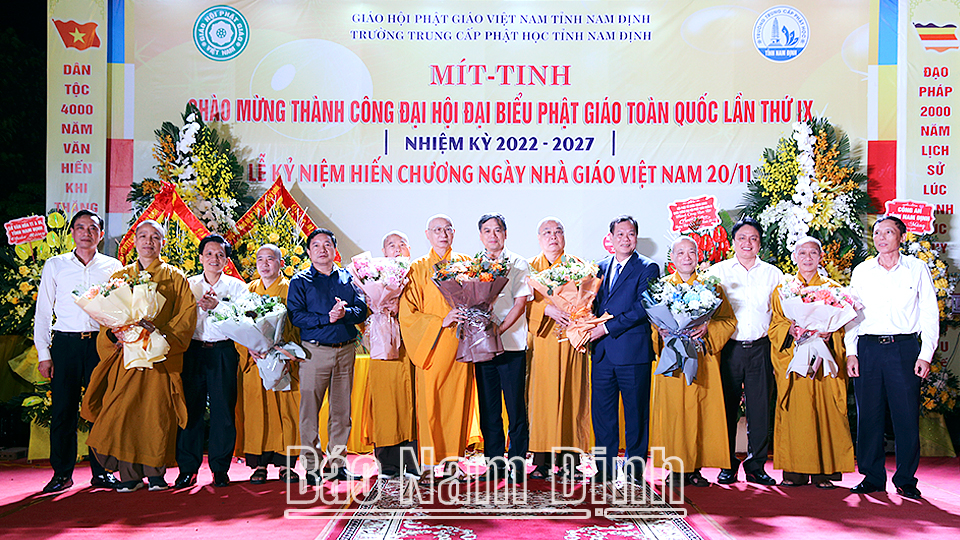 Các đồng chí lãnh đạo tỉnh tặng hoa chúc mừng các hòa thượng trong Ban Trị sự Phật giáo tỉnh trúng cử vào Hội đồng chứng minh Trung ương Giáo hội Phật giáo Việt Na