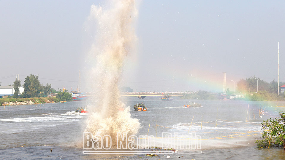 Tàu chiến địch vu hồi đường sông bị LLVT huyện Giao Thủy chốt chặn, tiêu diệt.