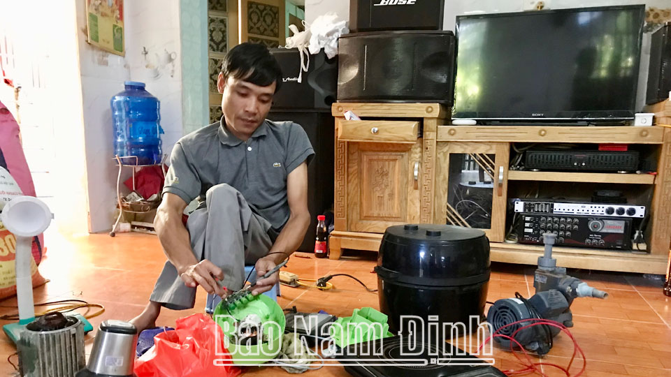 Bằng sự nỗ lực vươn lên, anh Nguyễn Duy Nam đã có cuộc sống ổn định từ nghề sửa chữa điện dân dụng.