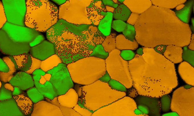 Các chuyên gia sử dụng silicon nitride để tạo ra những trụ nano chứa hai loại cấu trúc tinh thể (màu xanh lá cây và màu cam). (Ảnh: Chen Kexin)