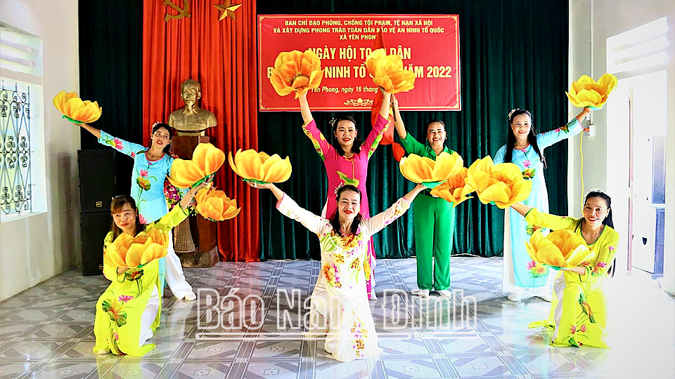 Tiết mục biểu diễn văn nghệ của câu lạc bộ gia đình phát triển bền vững xã Yên Phong (Ý Yên).