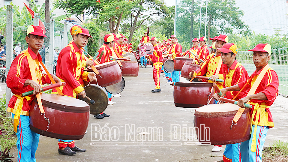 Hội trống cà rùng Giáo xứ Giáp Nam biểu diễn trong Ngày hội Văn hóa - Thể thao truyền thống xã Hải Phương.
