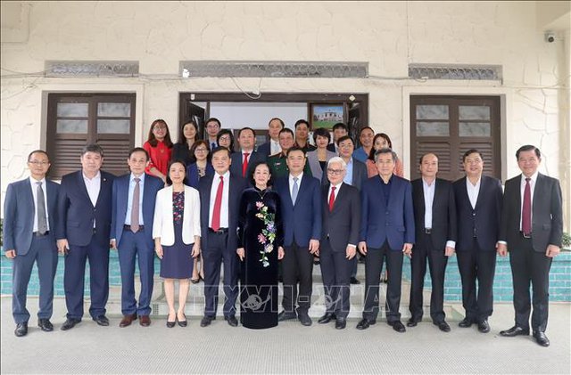 Trưởng Ban Tổ chức Trung ương Trương Thị Mai và Đoàn cùng các cán bộ đại diện Đại sứ quán và các cơ quan đại diện Việt Nam tại Singapore - Ảnh: TTXVN