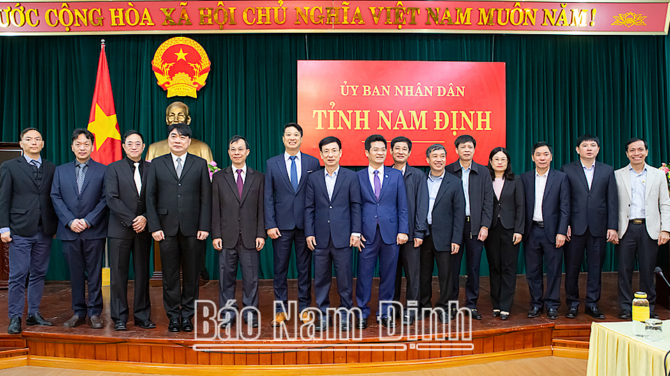 Các đồng chí lãnh đạo tỉnh chụp ảnh lưu niệm cùng đoàn doanh nghiệp công nghệ điện tử Đài Loan.