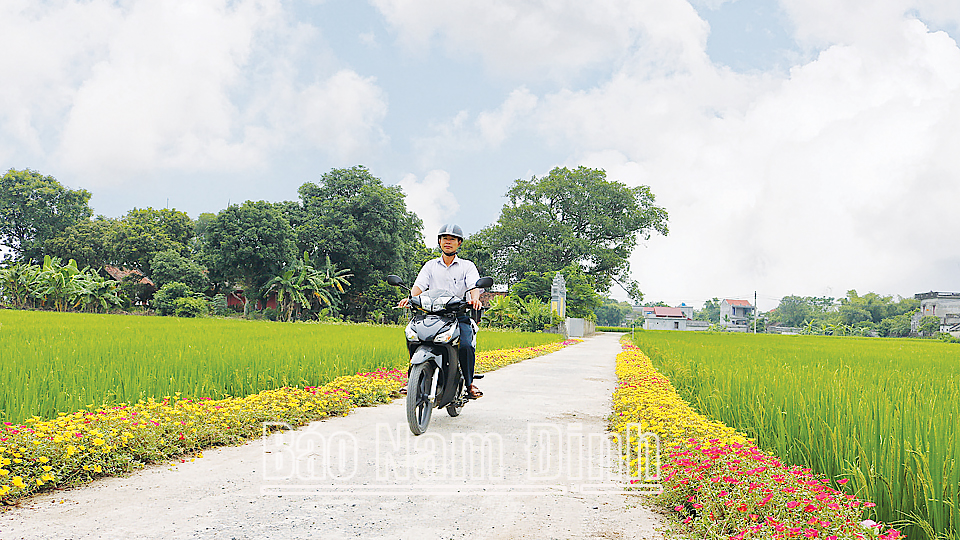 Đường dong xóm, xã Yên Trung được trồng hoa, bê tông hóa đạt chuẩn nông thôn mới nâng cao, kiểu mẫu.
