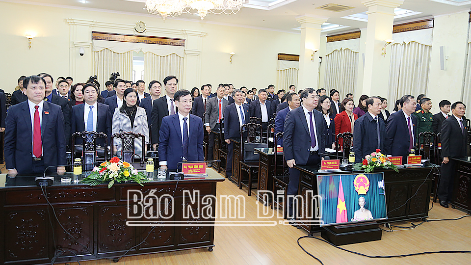 Các đại biểu thực hiện nghi thức chào cờ bế mạc kỳ họp thứ chín HĐND tỉnh khóa XIX.