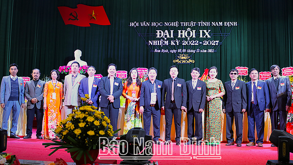 Ban Chấp hành Hội Văn học Nghệ thuật tỉnh khóa IX, nhiệm kỳ 2022-2027 ra mắt Đại hội.