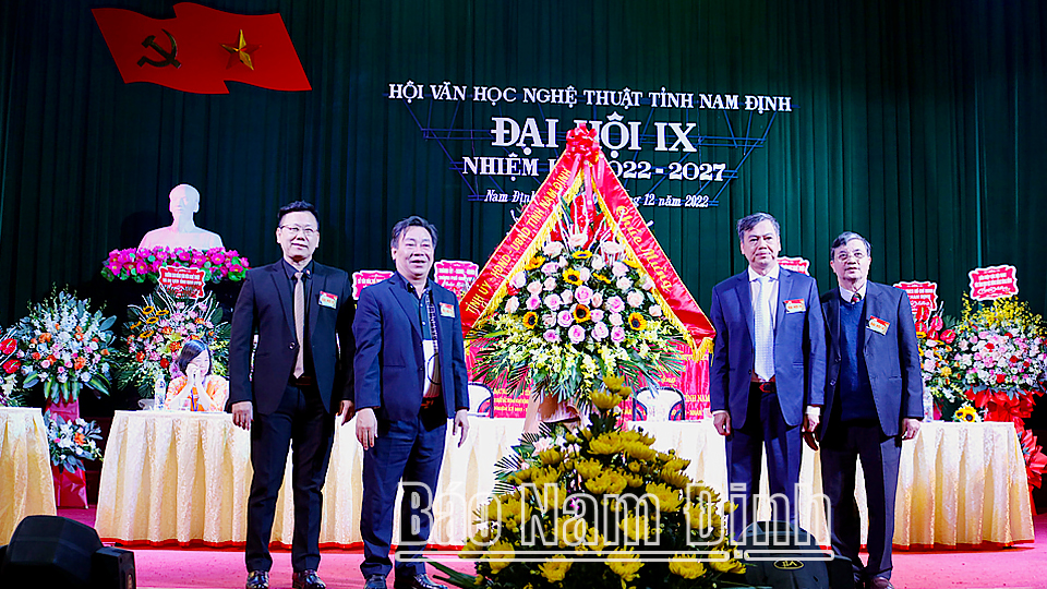 Thay mặt Tỉnh ủy, HĐND, UBND tỉnh, đồng chí Phó Chủ tịch UBND tỉnh Trần Lê Đoài tặng lẵng hoa tươi thắm chúc mừng thành công Đại hội.