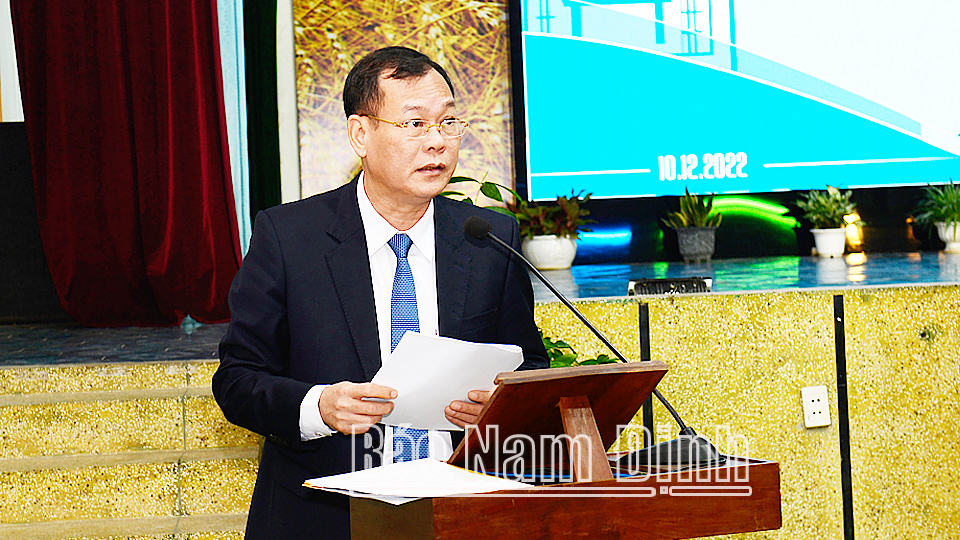 Đồng chí Phó Bí thư Thường trực Tỉnh ủy Lê Quốc Chỉnh phát biểu tại hội thảo.