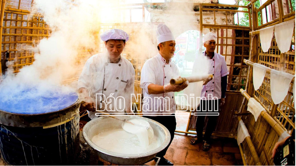 Tráng bánh phở theo truyền thống phở xưa của các nghệ nhân làng Vân Cù truyền lại.