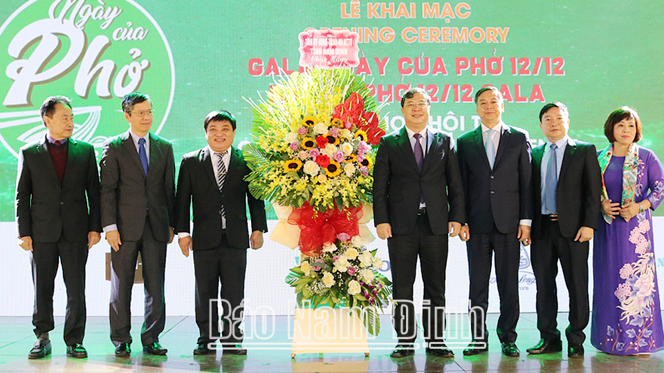 Đồng chí Phạm Gia Túc, Ủy viên BCH Trung ương Đảng, Bí thư Tỉnh ủy tặng lẵng hoa tươi thắm chúc mừng sự kiện Ngày của Phở