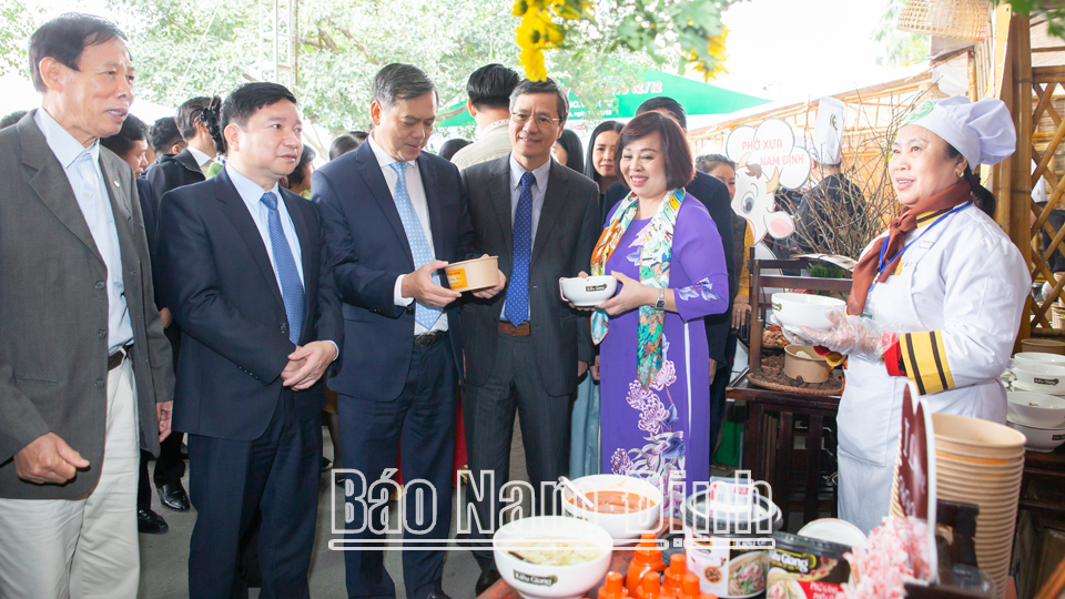 Đồng chí Trần Lê Đoài, TUV, Phó Chủ tịch UBND tỉnh và các đại biểu tham quan các gian hàng tại sự kiện. Ảnh: Viết Dư