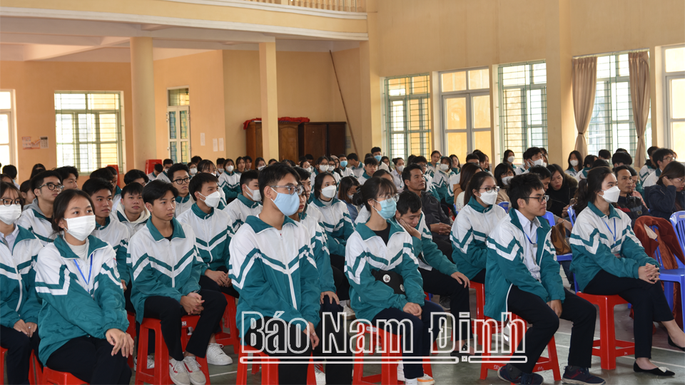 Học sinh Trường THPT Trần Văn Lan (Mỹ Lộc) dự buổi tuyên truyền về biển đảo.

Ảnh: Minh Tân