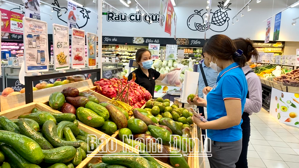 Khách hàng mua sắm tại siêu thị GO! (thành phố Nam Định) nhân Tháng khuyến mại tập trung quốc gia 2022.