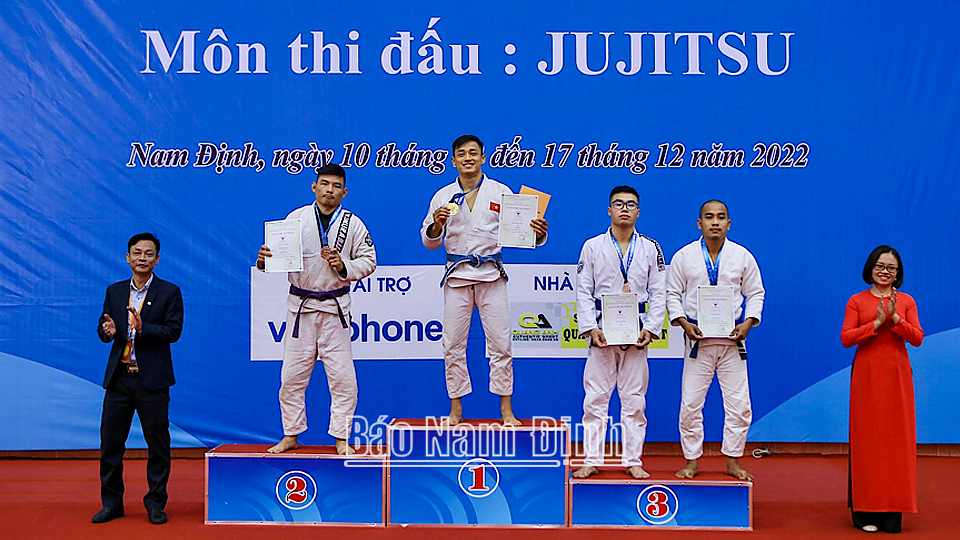 Vận động viên Nam Định Nguyễn Hữu Khang trên bục nhận Huy chương Vàng môn Jujitsu nội dung Newaza Gi hạng cân 62kg.