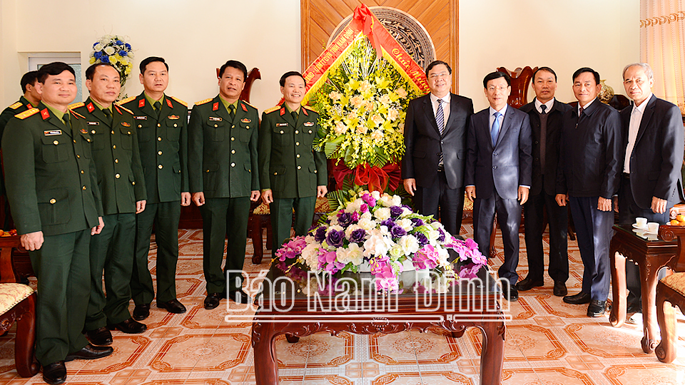 Các đồng chí lãnh đạo tỉnh chúc mừng Bộ Chỉ huy Quân sự tỉnh nhân ngày thành lập Quân đội nhân dân Việt Nam (22-12)