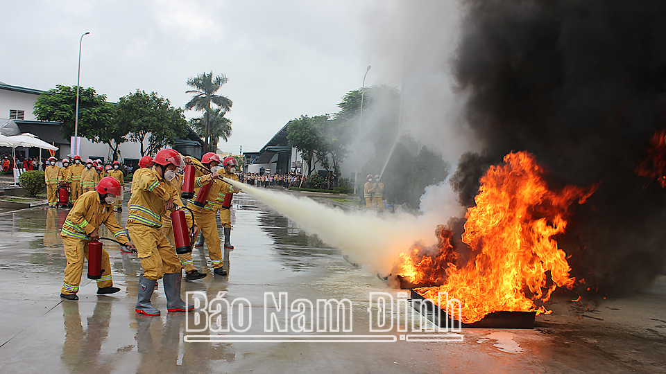 Lực lượng Cảnh sát phòng cháy chữa cháy (Công an tỉnh) diễn tập xử lý tình huống cháy, nổ tại Công ty TNHH Youngone Nam Định, Khu công nghiệp Hoà Xá (thành phố Nam Định).
