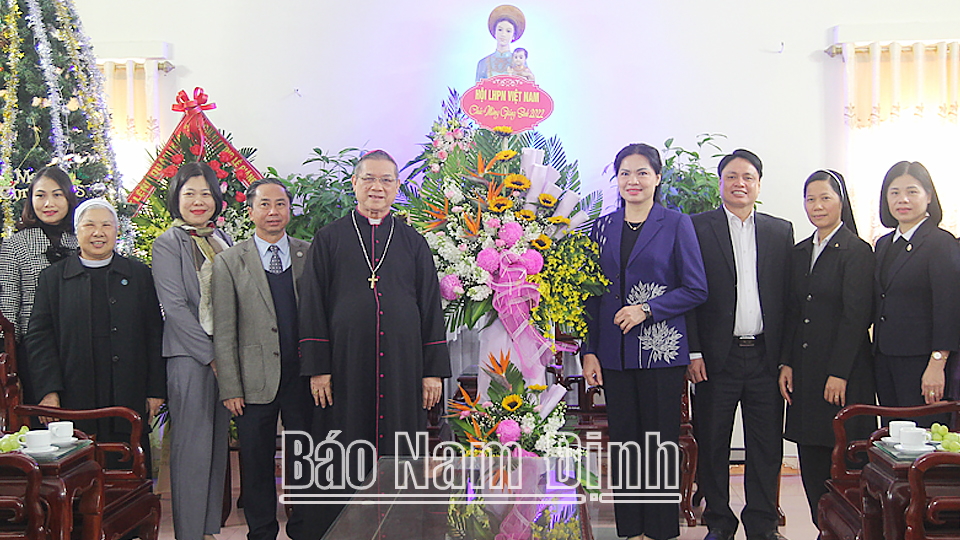  Đồng chí Hà Thị Nga, Ủy viên BCH Trung ương Đảng, Chủ tịch Hội Liên hiệp phụ nữ Việt Nam tặng lẵng hoa tươi thắm chúc mừng Tòa Giám mục Giáo phận Bùi Chu.