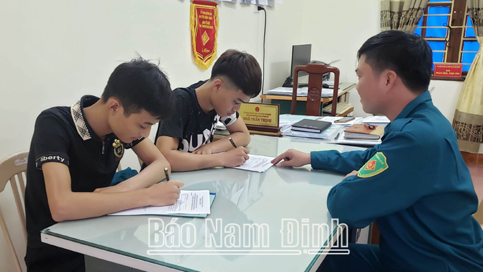 Thanh niên Trần Duy Quang và Nguyễn Văn Linh ở xóm 3, xã Thọ Nghiệp (Xuân Trường) viết đơn tình nguyện lên đường nhập ngũ.