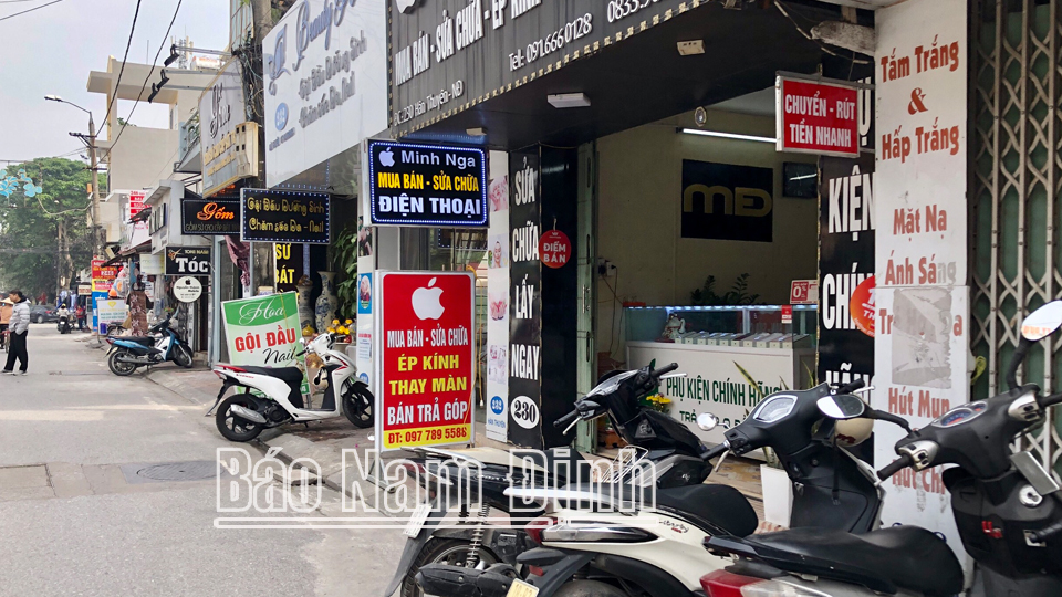 Biển quảng cáo lấn chiếm lối đi trên vỉa hè ở đường Hàn Thuyên (thành phố Nam Định).