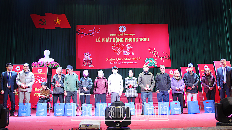 Đồng chí Trần Lê Đoài, TUV, Phó Chủ tịch UBND tỉnh trao tặng quà cho các hộ nghèo, có hoàn cảnh khó khăn trong lễ phát động.
