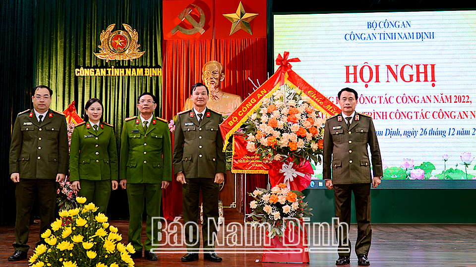 Thứ trưởng Bộ Công an Lê Quốc Hùng tặng Công an tỉnh lẵng hoa tươi thắm.

