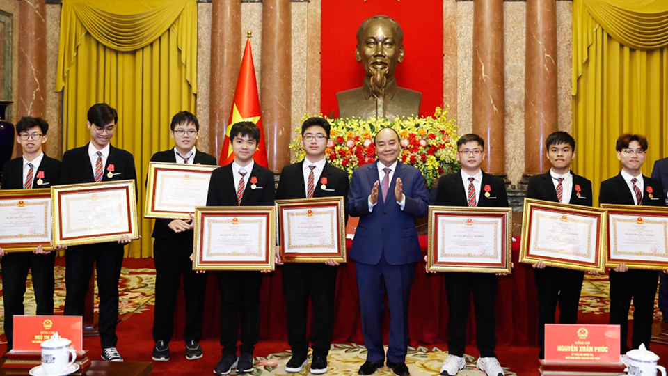 Chủ tịch nước Nguyễn Xuân Phúc trao tặng Huân chương Lao động hạng Nhì và hạng Ba cho học sinh đoạt giải các cuộc thi Olympic và Khoa học kỹ thuật quốc tế năm 2022.
Ảnh: Thống Nhất/TTXVN