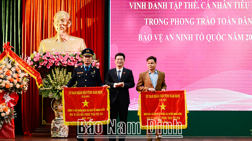 Đồng chí Phó Chủ tịch Thường trực UBND tỉnh Trần Anh Dũng trao Cờ Thi đua xuất sắc của UBND tỉnh cho các tập thể.