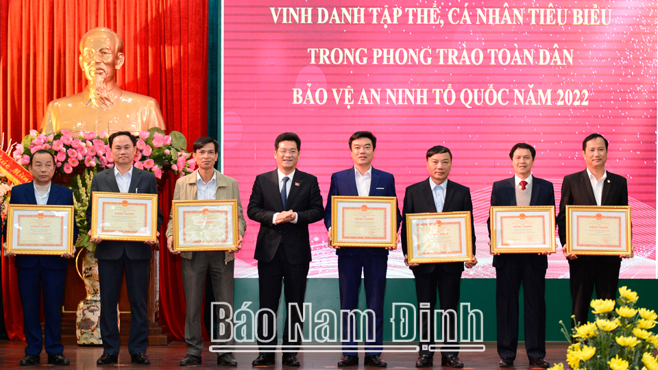Đồng chí Phó Chủ tịch Thường trực UBND tỉnh Trần Anh Dũng trao Bằng khen của UBND tỉnh cho các tập thể.