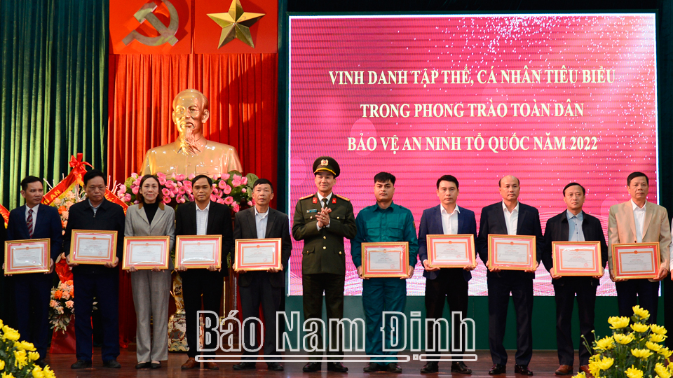 <em>Đại tá Trần Minh Tiến, Giám đốc Công an tỉnh trao Giấy khen của Công an tỉnh cho các tập thể.</em><br>