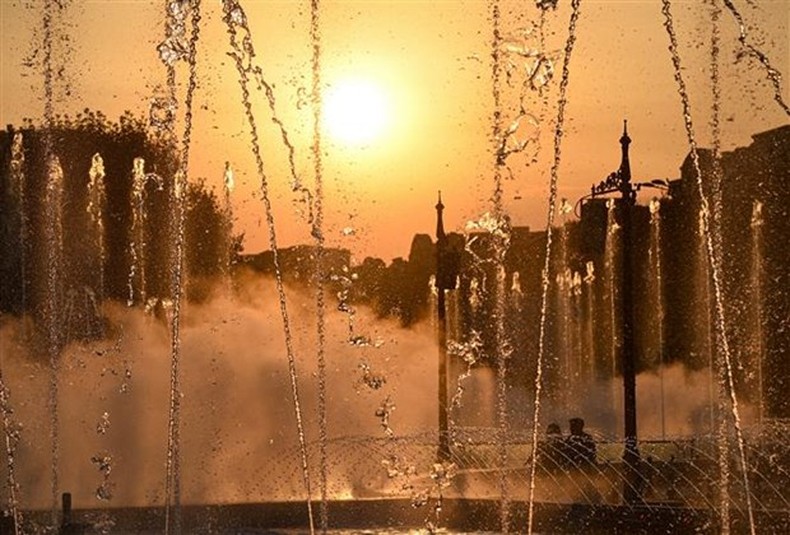  Hoàng hôn ở Bucharest (Romania) khi nhiệt độ lên tới ngưỡng 38 độ C, ngày 17/8/2021. (Ảnh: AFP/TTXVN)