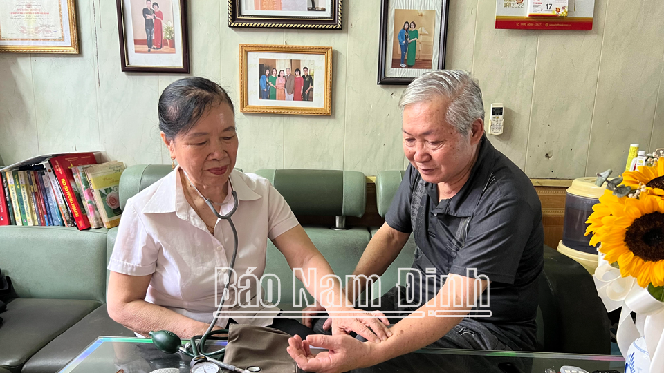 Một trong những niềm vui hàng ngày của bà Vũ Thị Thu Kích, số nhà 201 Mạc Thị Bưởi (thành phố Nam Định) là khám, chữa bệnh cứu người.