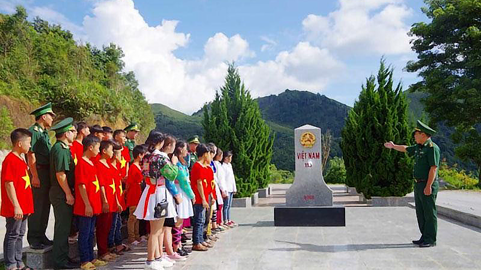 Bộ đội Biên phòng tỉnh Điện Biên giới thiệu về cột mốc 113 tại Cửa khẩu quốc tế Tây Trang - Pang Hốc cho các em học sinh.