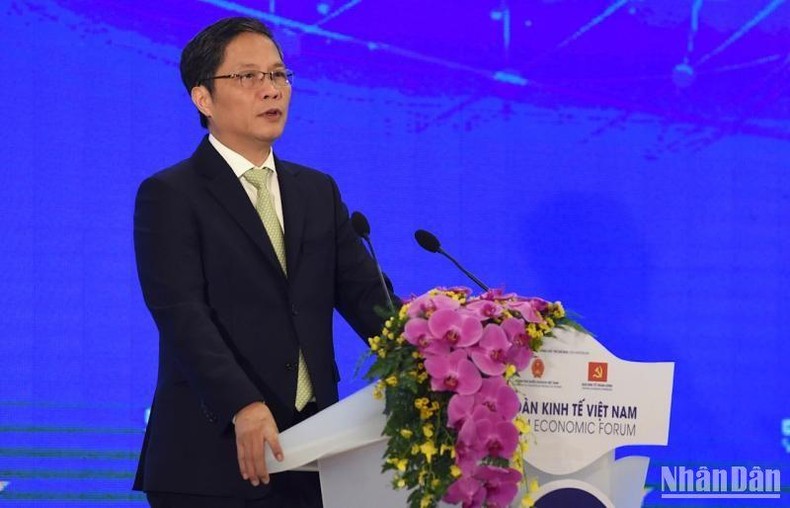 Đồng chí Trần Tuấn Anh, Ủy viên Bộ Chính trị, Trưởng Ban Kinh tế Trung ương phát biểu tại Phiên toàn thể cấp cao Diễn đàn Kinh tế Việt Nam lần thứ 5.