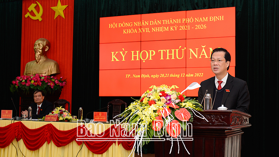 Đồng chí Nguyễn Anh Tuấn, Ủy viên Ban TVTU, Bí thư Thành ủy Nam Định phát biểu tại kỳ họp.