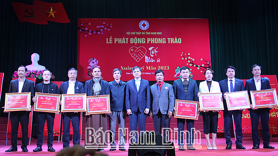 Đồng chí Trần Lê Đoài, TUV, Phó Chủ tịch UBND tỉnh trao bằng ghi nhận sự ủng hộ của các tổ chức, cá nhân tại lễ phát động.
