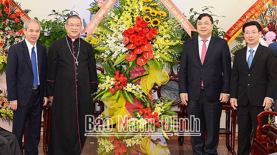 Các đồng chí Bí thư Tỉnh ủy Phạm Gia Túc, Chủ tịch UBND tỉnh Phạm Đình Nghị tặng lẵng hoa tươi thắm chúc mừng Giám mục Tôma Vũ Đình Hiệu và đồng bào Công giáo Giáo phận Bùi Chu.